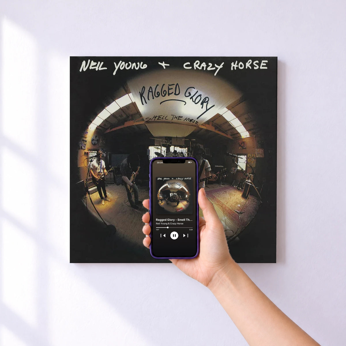 Affiche connectée Ragged Glory - Smell The Horse de Neil Young & Crazy Horse au mur : l'album se lance en approchant le téléphone