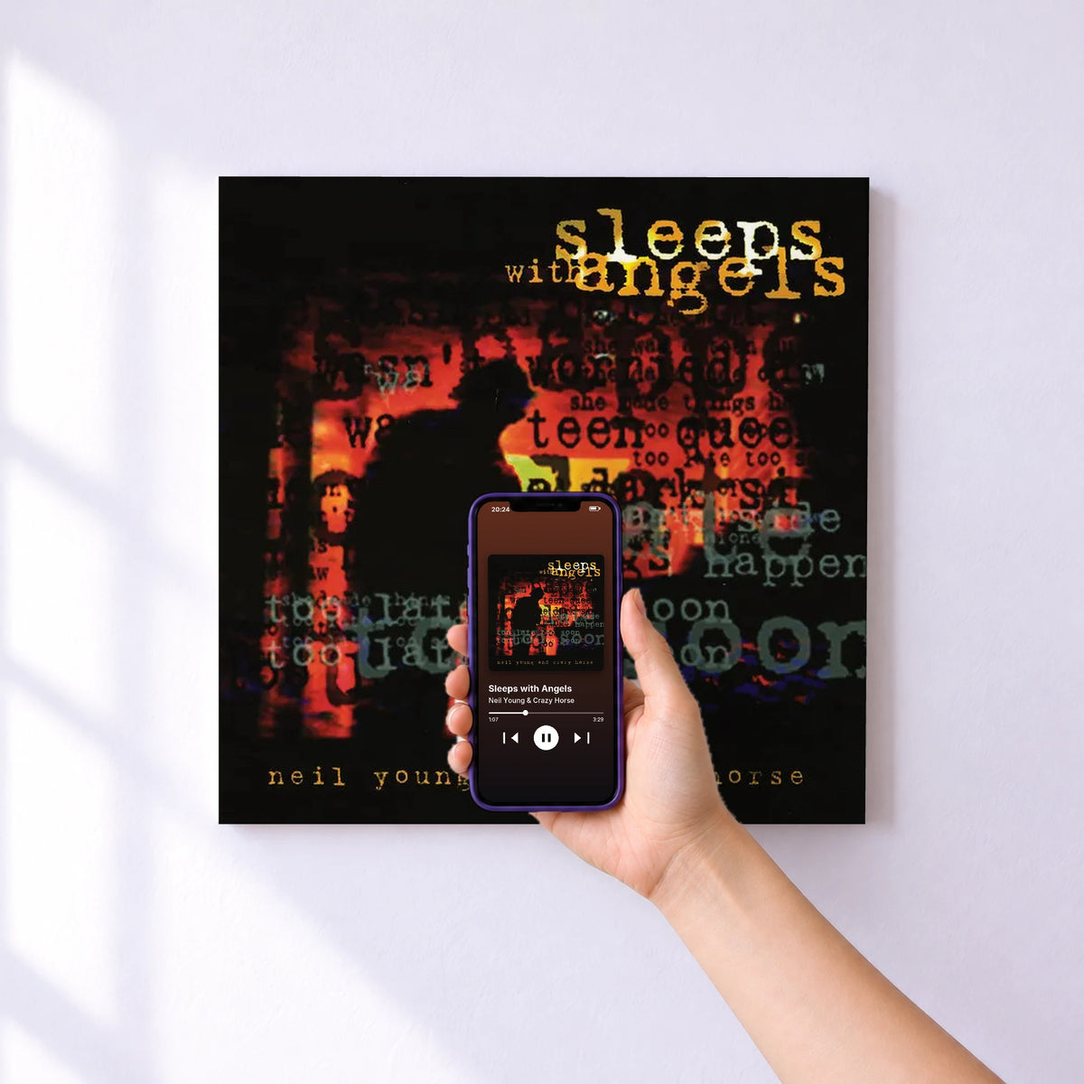 Affiche connectée Sleeps with Angels de Neil Young & Crazy Horse au mur : l'album se lance en approchant le téléphone