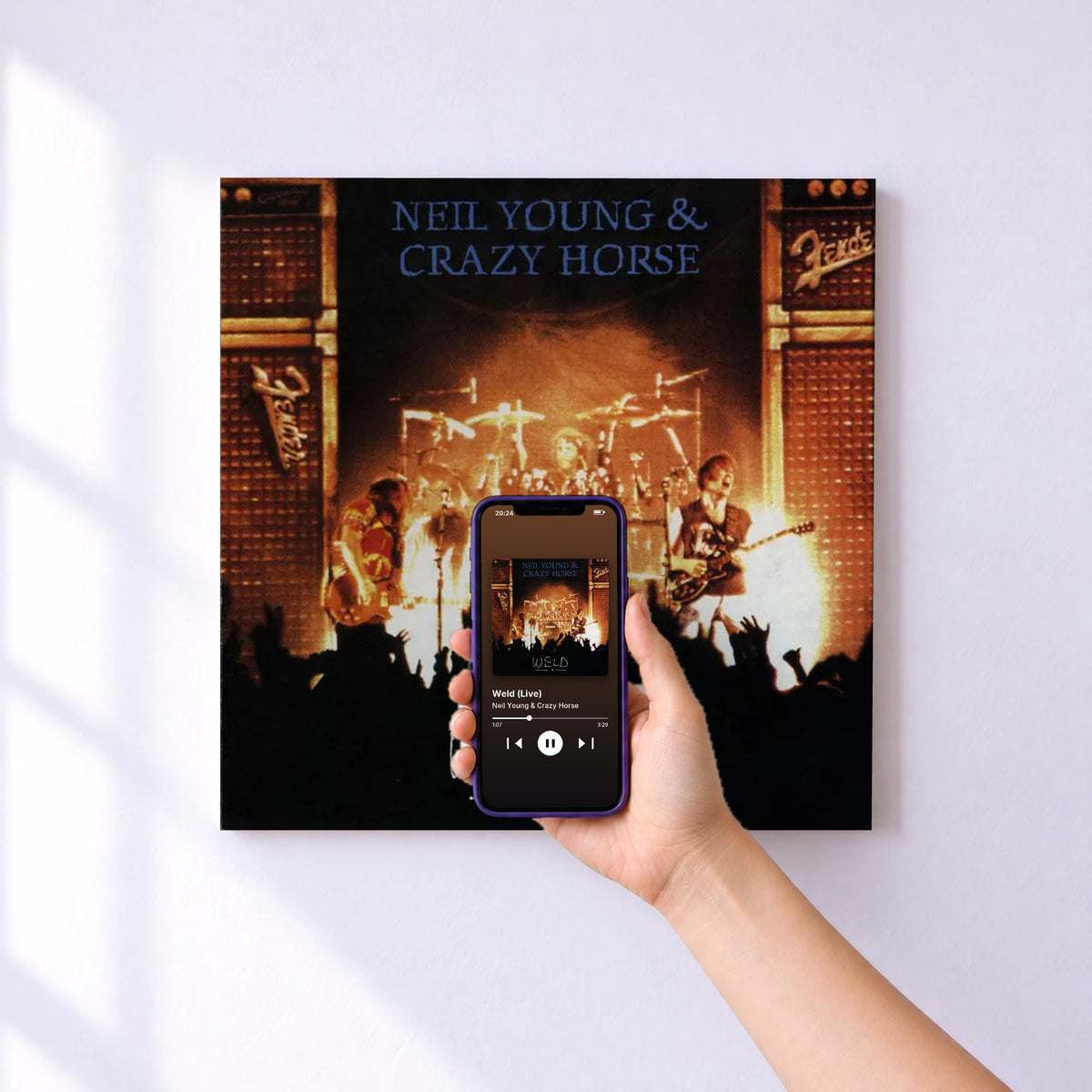 Affiche connectée Weld (Live) de Neil Young & Crazy Horse au mur : l'album se lance en approchant le téléphone