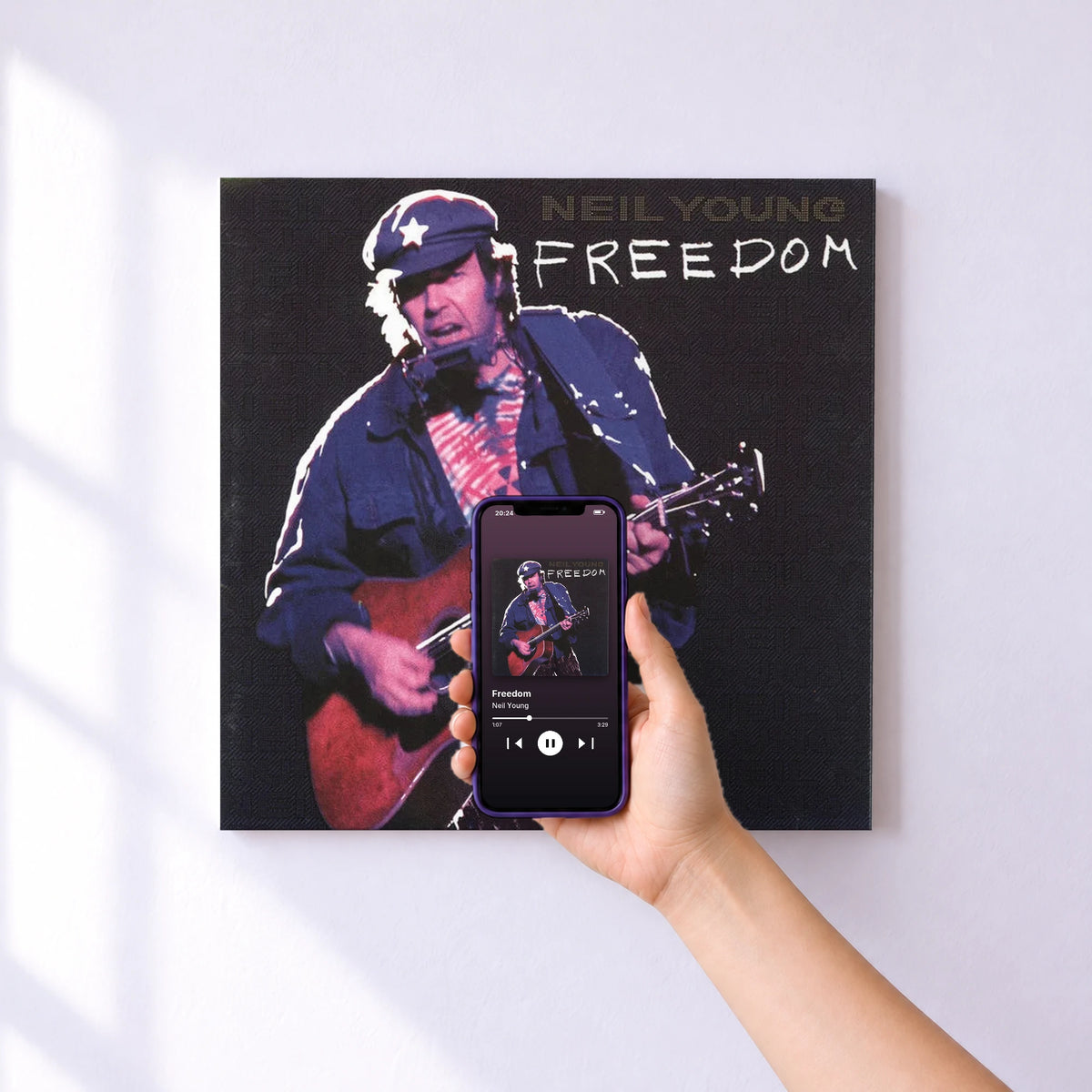 Affiche connectée Freedom de Neil Young au mur : l'album se lance en approchant le téléphone