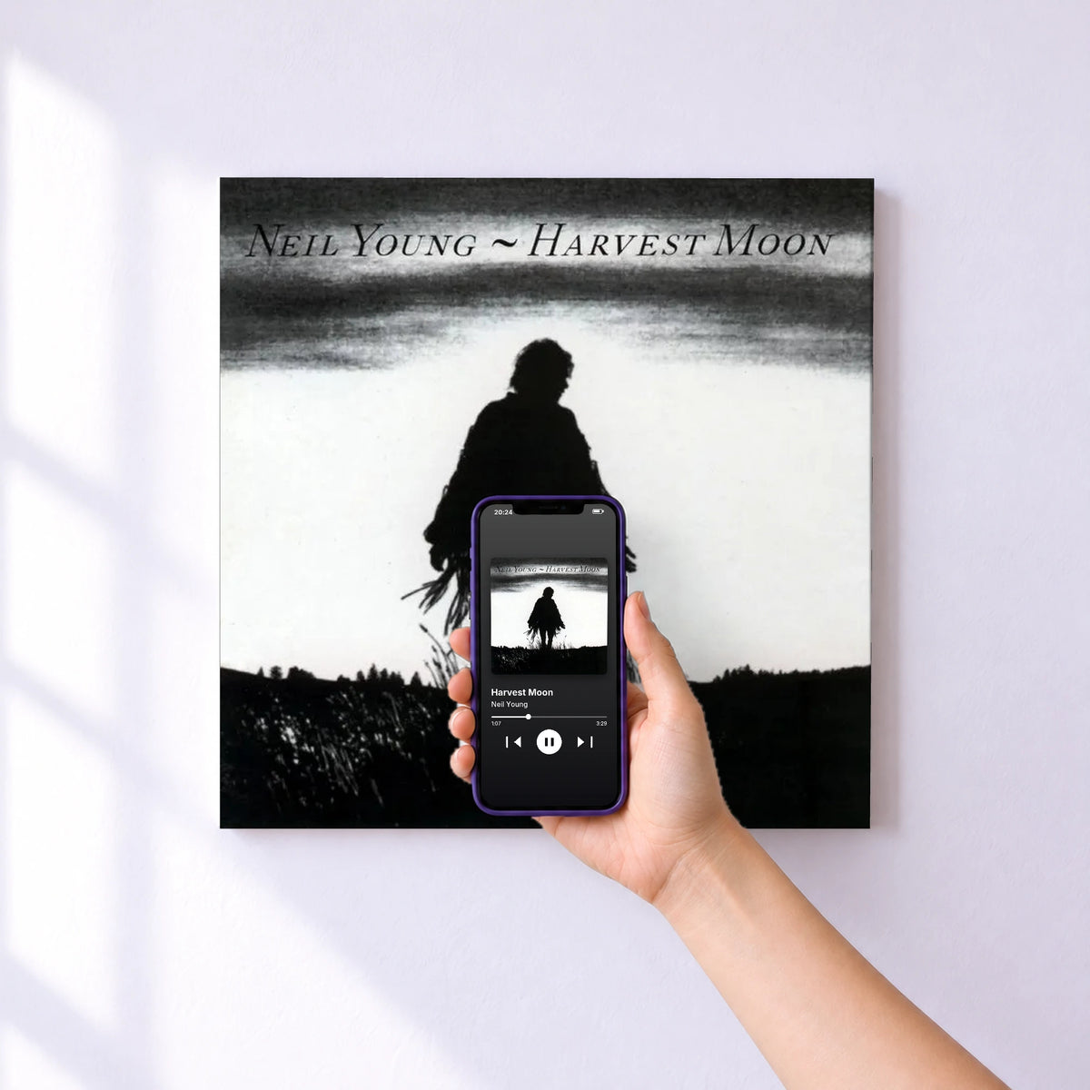 Affiche connectée Harvest Moon de Neil Young au mur : l'album se lance en approchant le téléphone