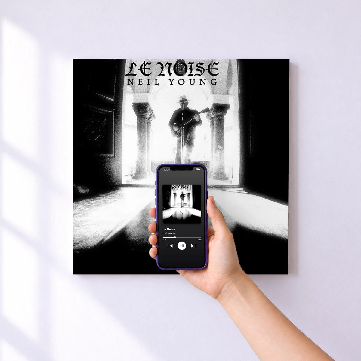 Affiche connectée Le Noise de Neil Young au mur : l'album se lance en approchant le téléphone