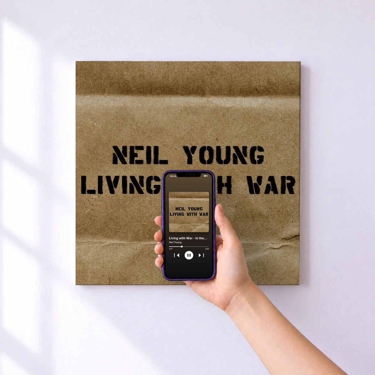 Affiche connectée Living with War - In the Beginning de Neil Young au mur : l'album se lance en approchant le téléphone