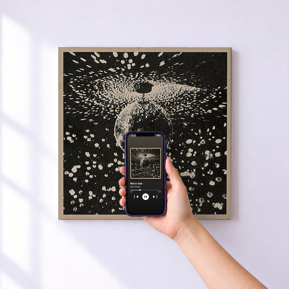 Affiche connectée Mirror Ball de Neil Young au mur : l'album se lance en approchant le téléphone