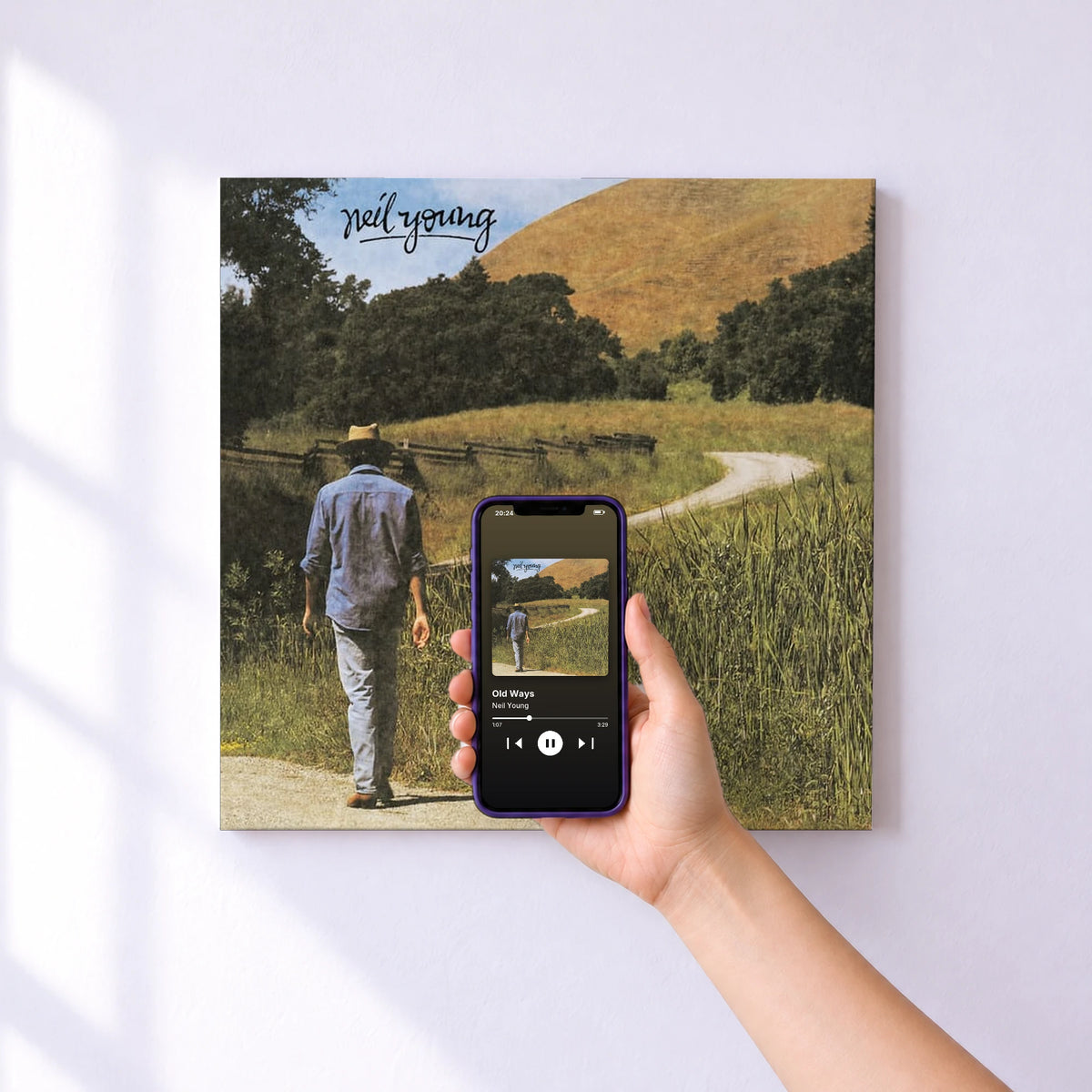 Affiche connectée Old Ways de Neil Young au mur : l'album se lance en approchant le téléphone