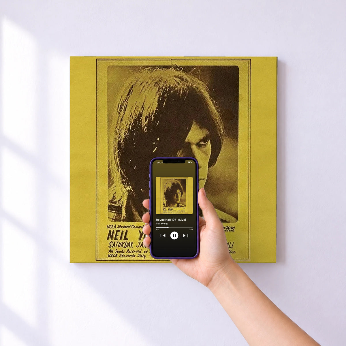 Affiche connectée Royce Hall 1971 (Live) de Neil Young au mur : l'album se lance en approchant le téléphone
