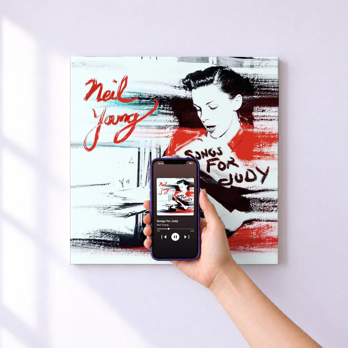 Affiche connectée Songs for Judy de Neil Young au mur : l'album se lance en approchant le téléphone