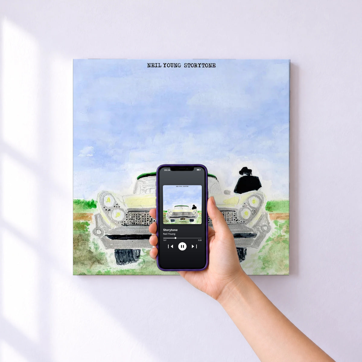 Affiche connectée Storytone de Neil Young au mur : l'album se lance en approchant le téléphone