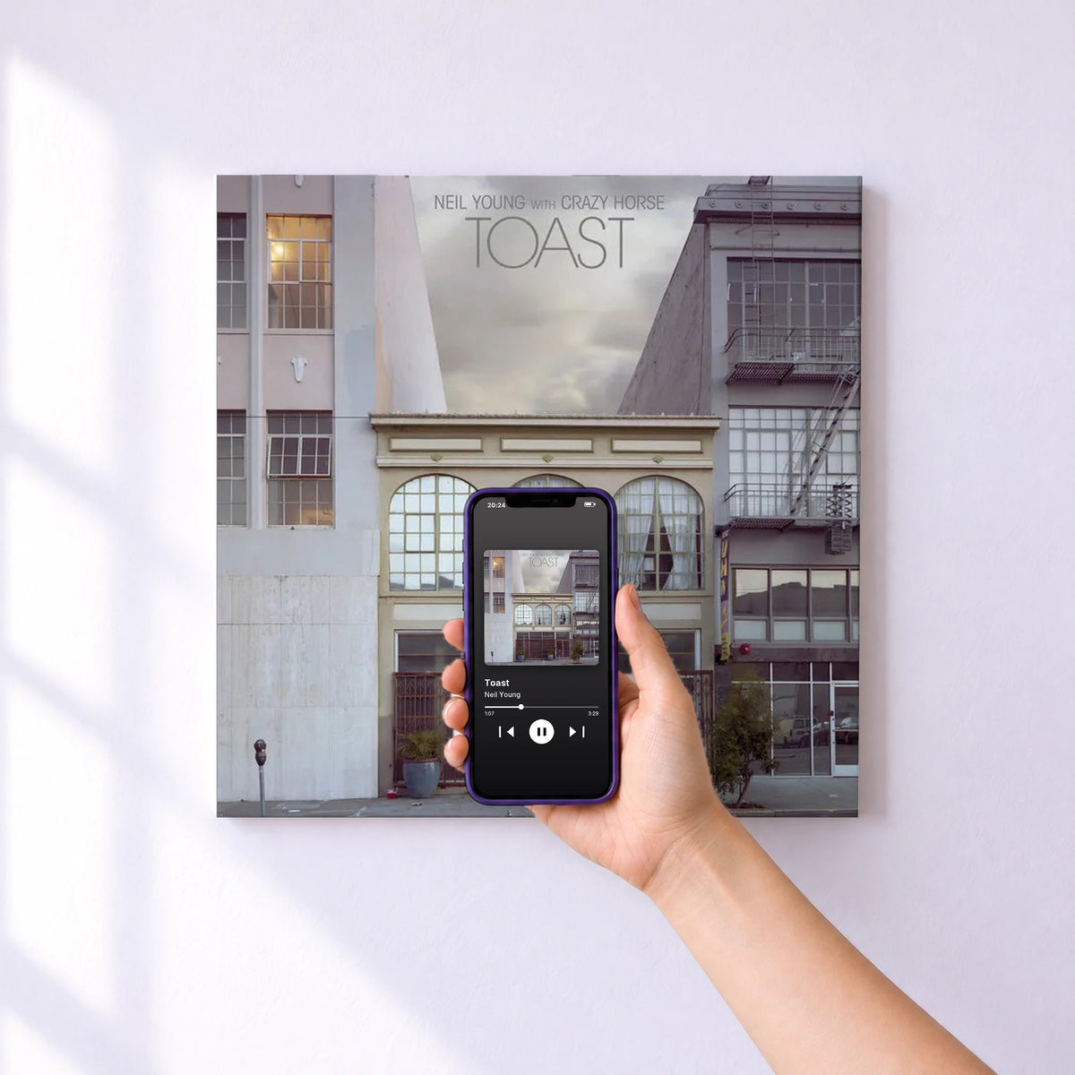 Affiche connectée Toast de Neil Young au mur : l'album se lance en approchant le téléphone