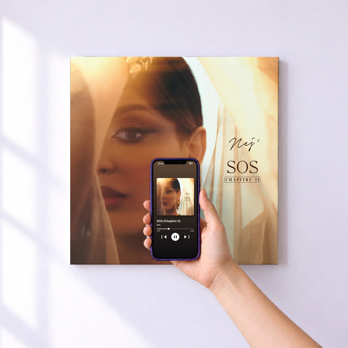 Affiche connectée SOS (Chapitre 2) de Nej au mur : l'album se lance en approchant le téléphone