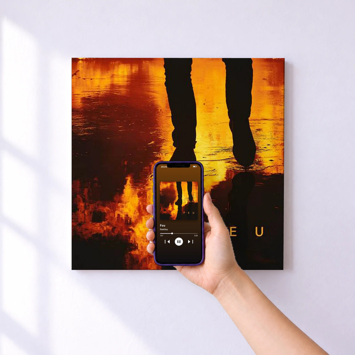 Affiche connectée Feu de Nekfeu au mur : l'album se lance en approchant le téléphone