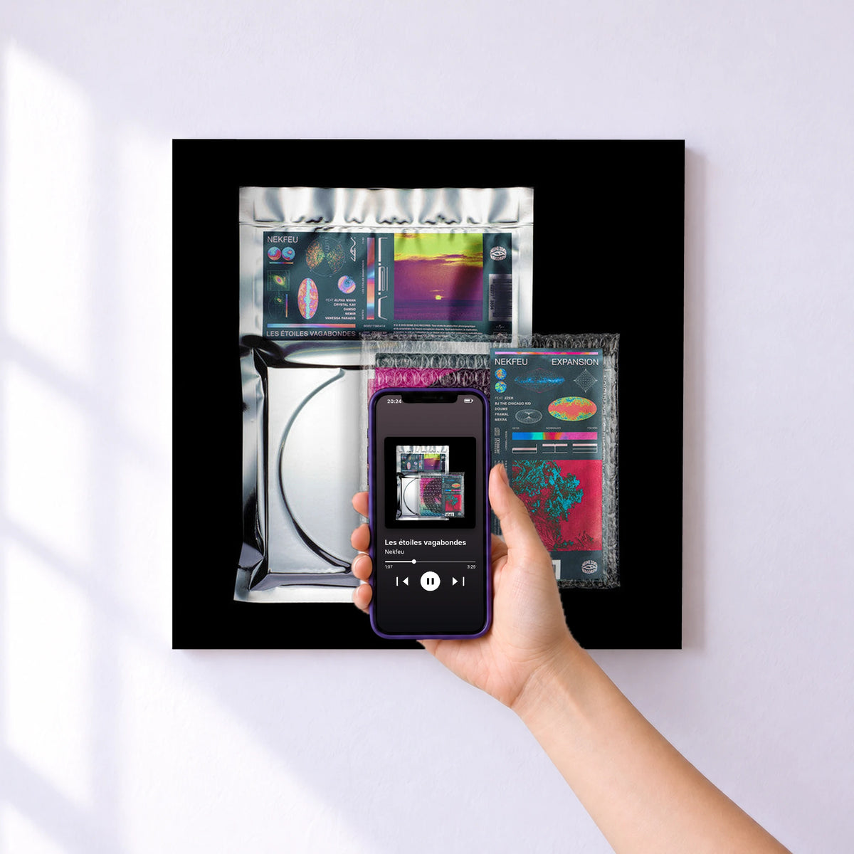 Affiche connectée Les étoiles vagabondes de Nekfeu au mur : l'album se lance en approchant le téléphone