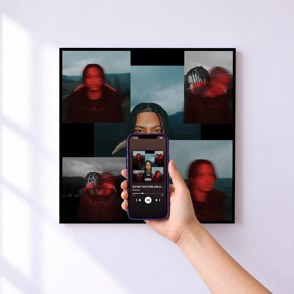 Affiche connectée DO NOT DISTURB (DELUXE) de Nemzzz au mur : l'album se lance en approchant le téléphone