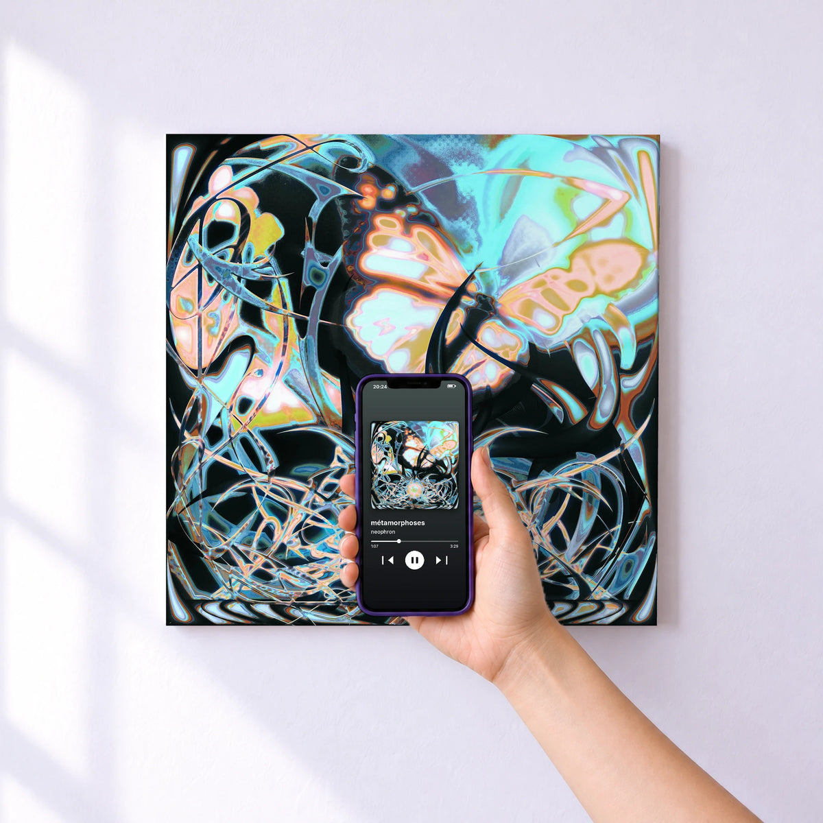 Affiche connectée métamorphoses de neophron au mur : l'album se lance en approchant le téléphone