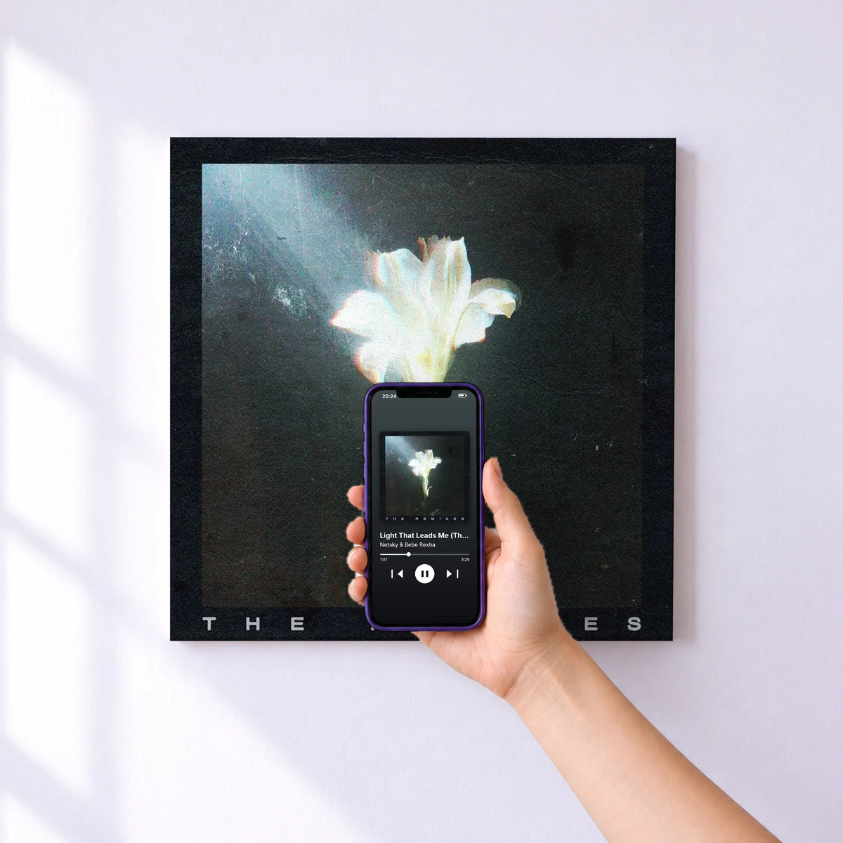 Affiche connectée Light That Leads Me (The Remixes) de Netsky & Bebe Rexha au mur : l'album se lance en approchant le téléphone