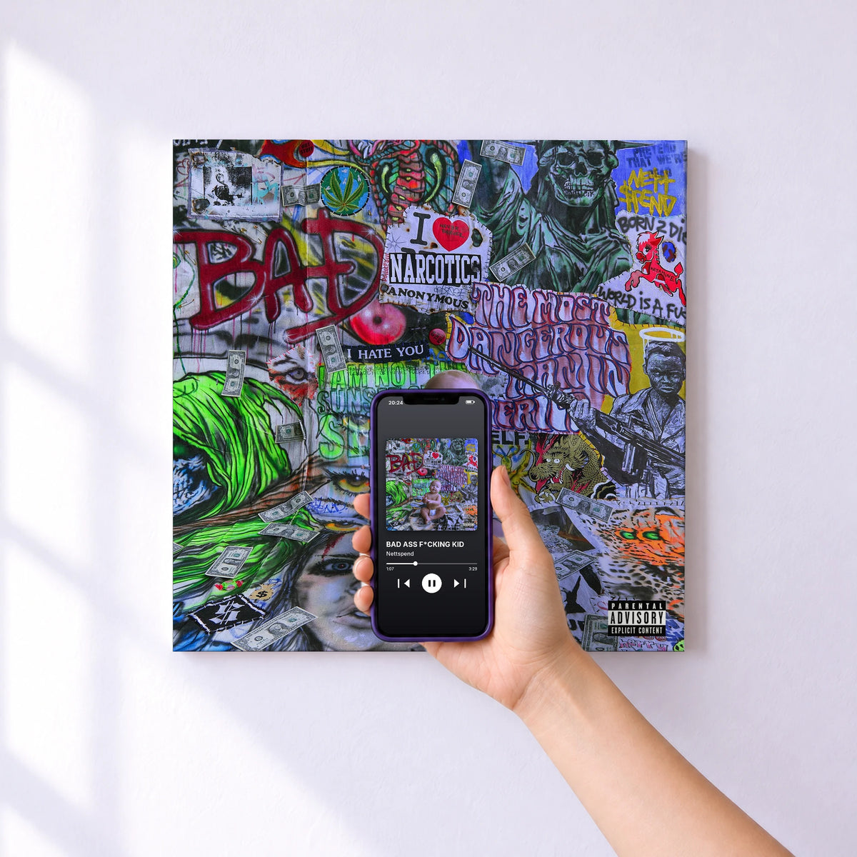 Affiche connectée BAD ASS F*CKING KID de Nettspend au mur : l'album se lance en approchant le téléphone
