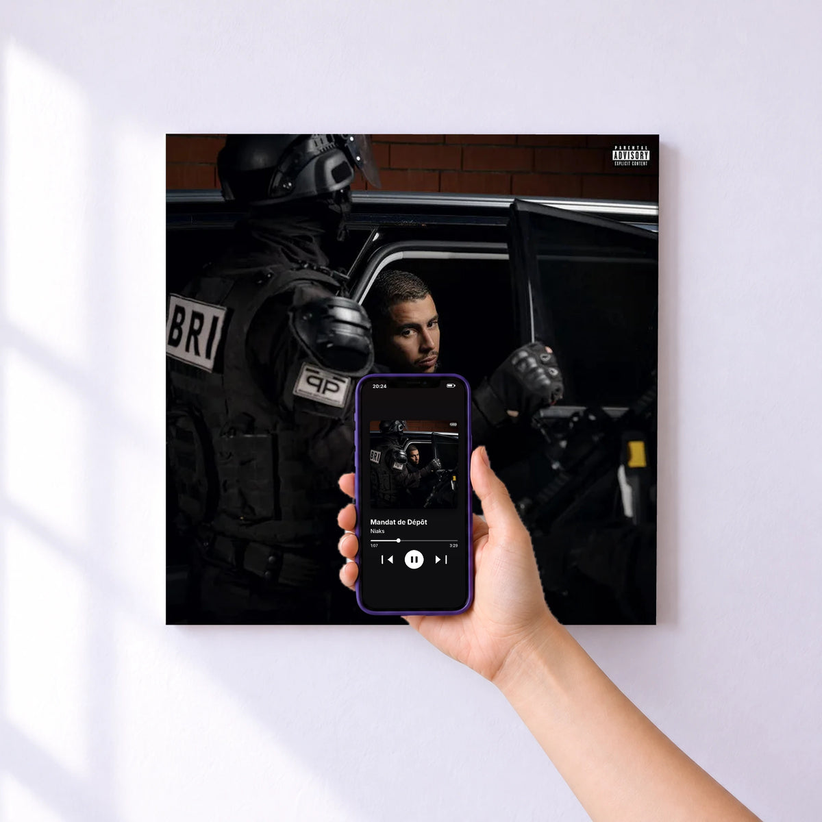 Affiche connectée Mandat de Dépôt de Niaks au mur : l'album se lance en approchant le téléphone