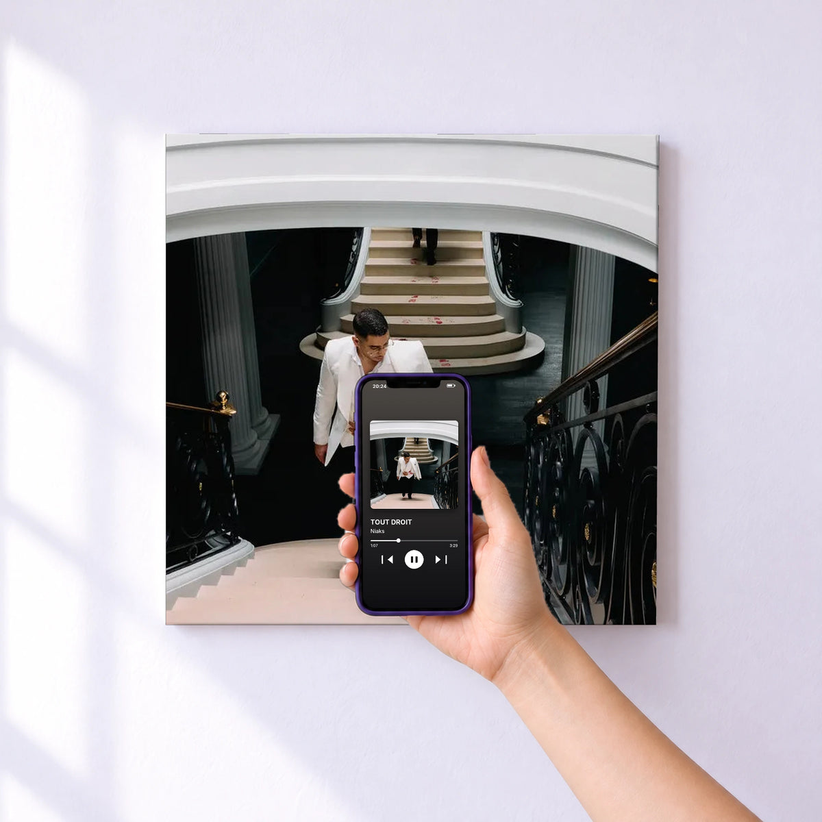 Affiche connectée TOUT DROIT de Niaks au mur : l'album se lance en approchant le téléphone