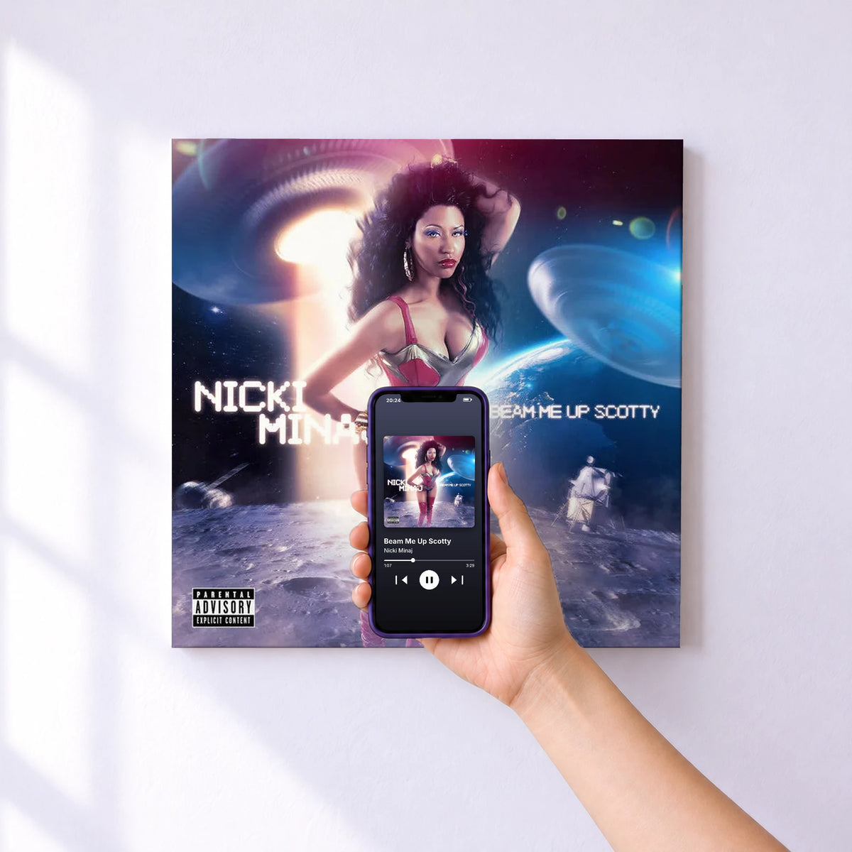 Affiche connectée Beam Me Up Scotty de Nicki Minaj au mur : l'album se lance en approchant le téléphone