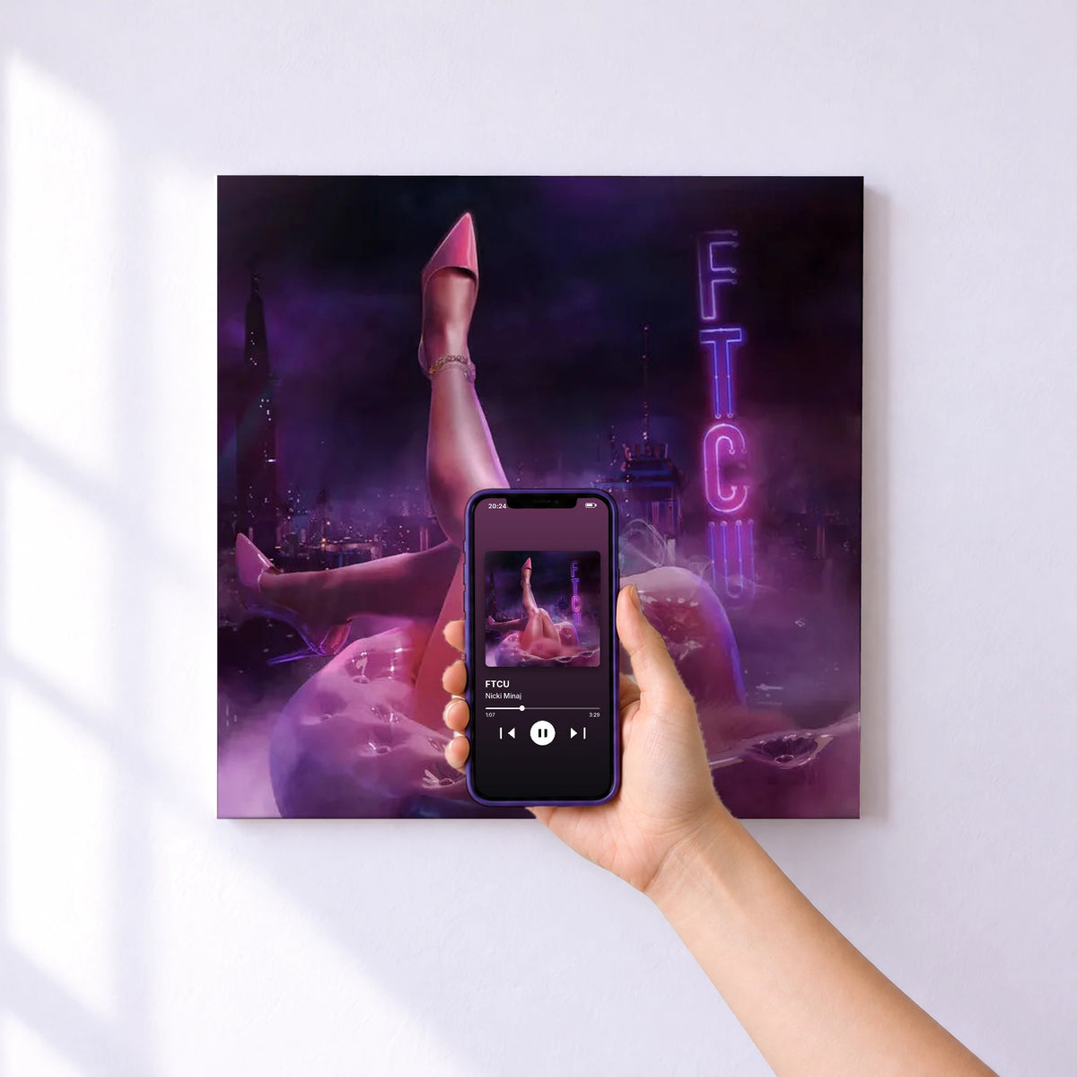 Affiche connectée FTCU de Nicki Minaj au mur : l'album se lance en approchant le téléphone