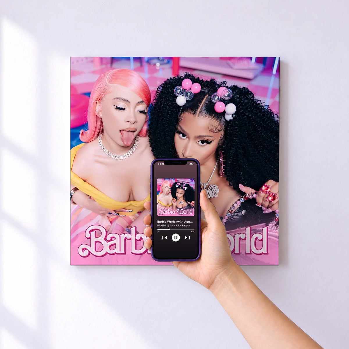 Affiche connectée Barbie World (with Aqua) [From Barbie The Album] de Nicki Minaj & Ice Spice & Aqua au mur : l'album se lance en approchant le téléphone