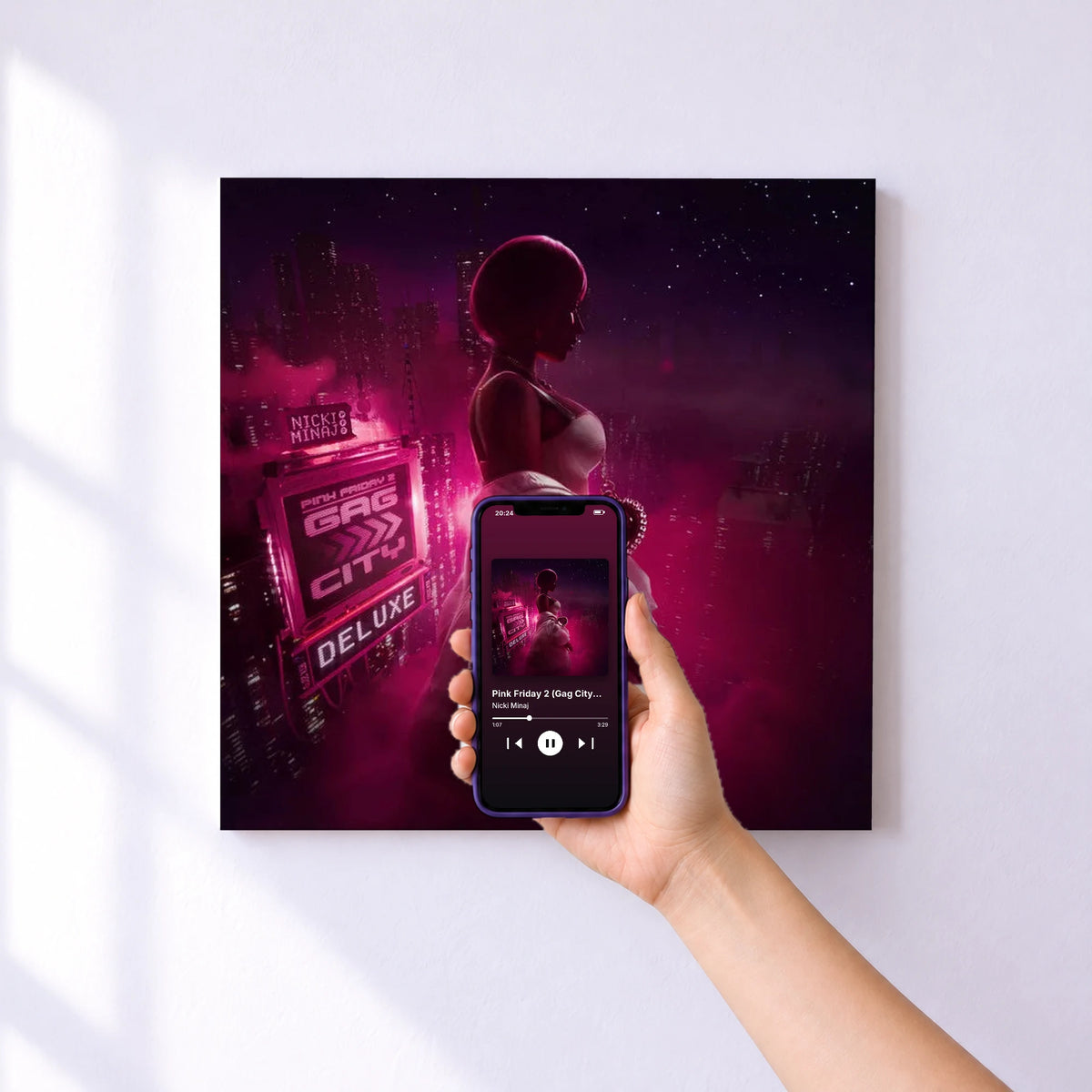 Affiche connectée Pink Friday 2 (Gag City PLUTO Edition) de Nicki Minaj au mur : l'album se lance en approchant le téléphone