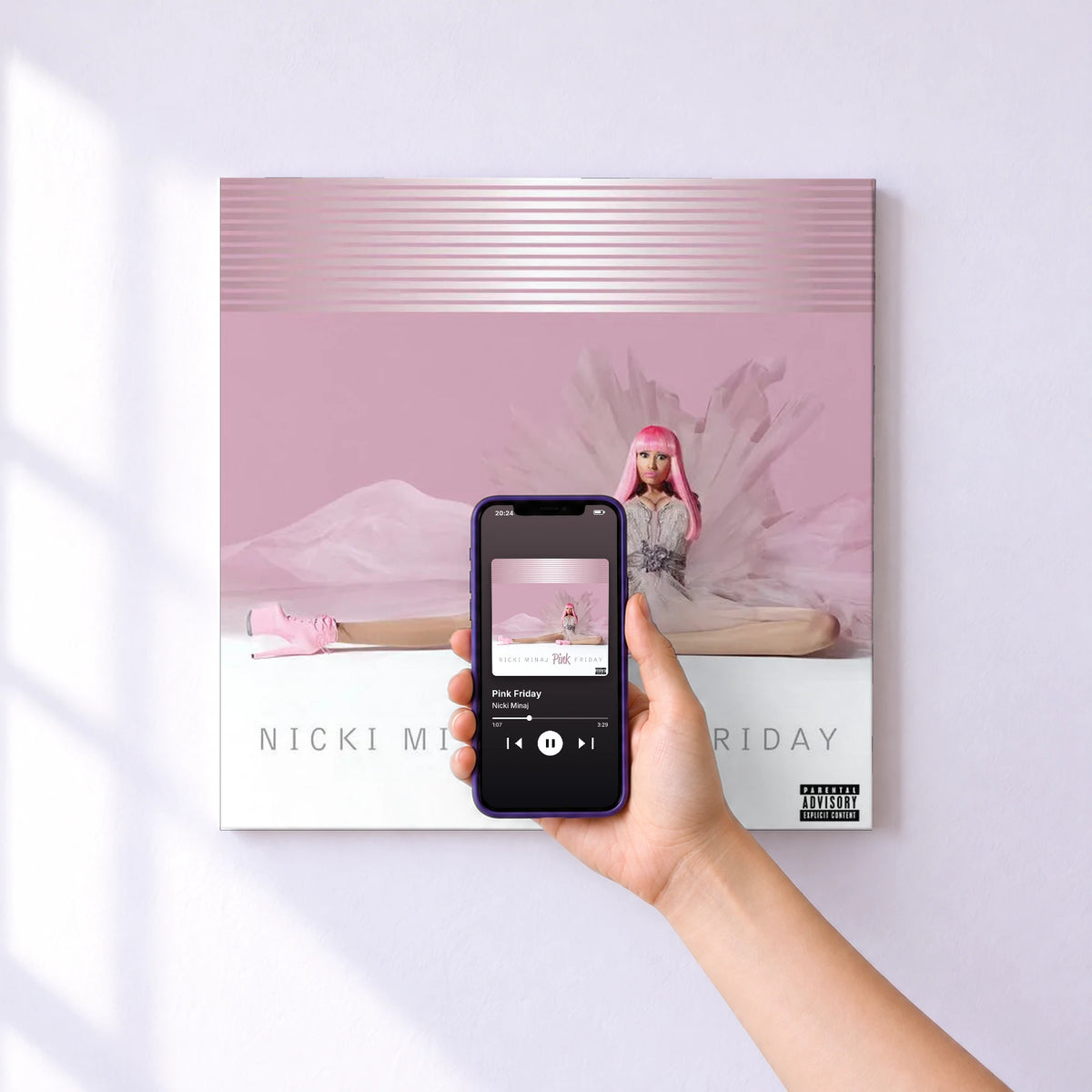 Affiche connectée Pink Friday de Nicki Minaj au mur : l'album se lance en approchant le téléphone