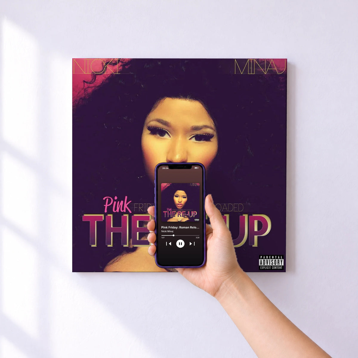 Affiche connectée Pink Friday: Roman Reloaded The Re-Up (Explicit Version) de Nicki Minaj au mur : l'album se lance en approchant le téléphone