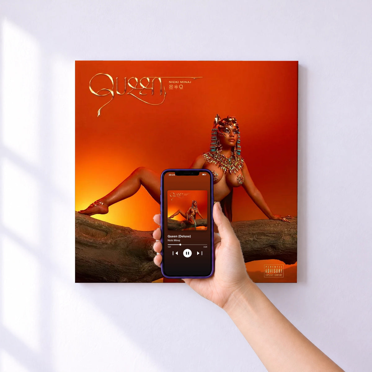 Affiche connectée Queen (Deluxe) de Nicki Minaj au mur : l'album se lance en approchant le téléphone