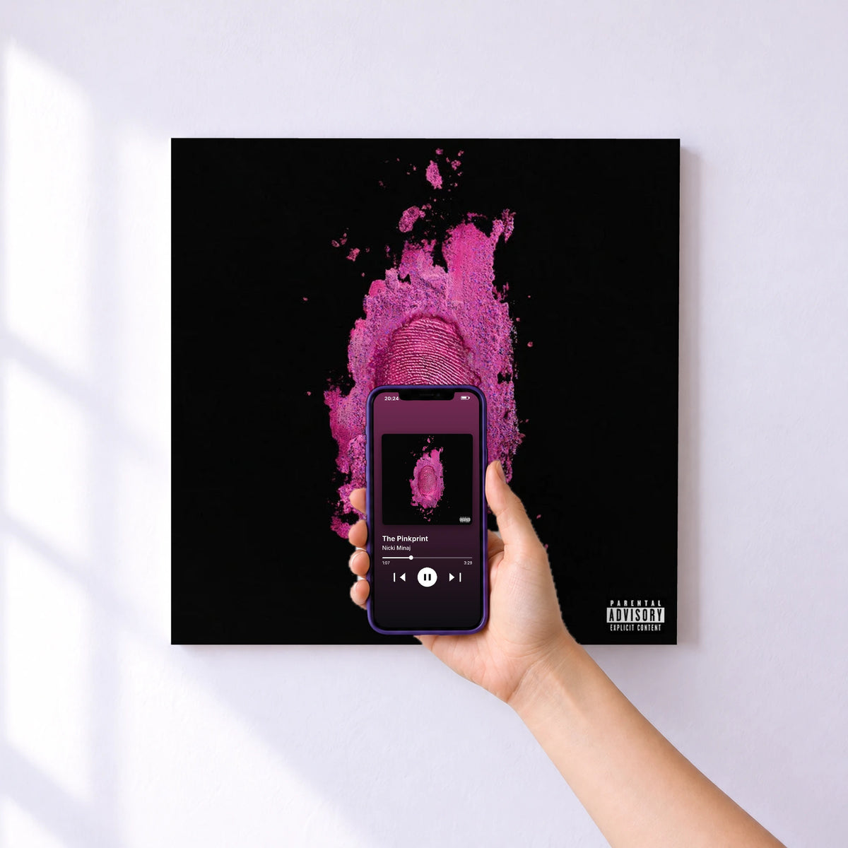 Affiche connectée The Pinkprint de Nicki Minaj au mur : l'album se lance en approchant le téléphone