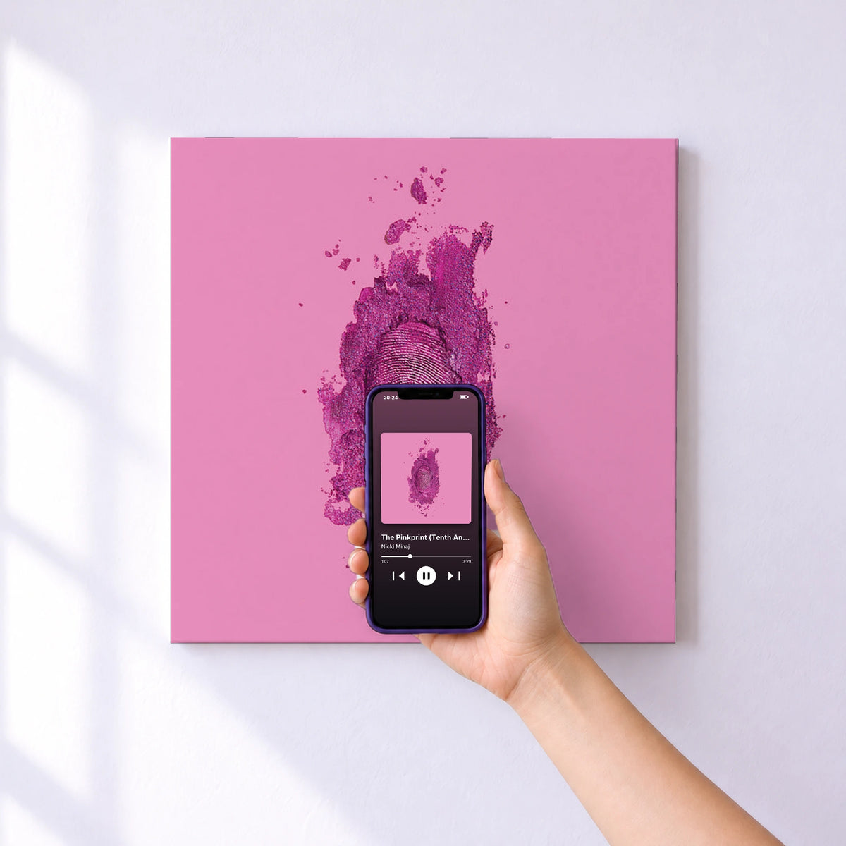 Affiche connectée The Pinkprint (Tenth Anniversary Edition) de Nicki Minaj au mur : l'album se lance en approchant le téléphone