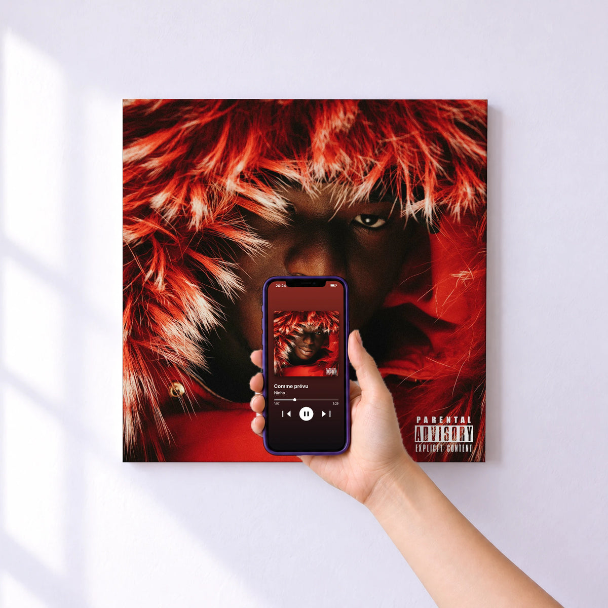 Affiche connectée Comme prévu de Ninho au mur : l'album se lance en approchant le téléphone