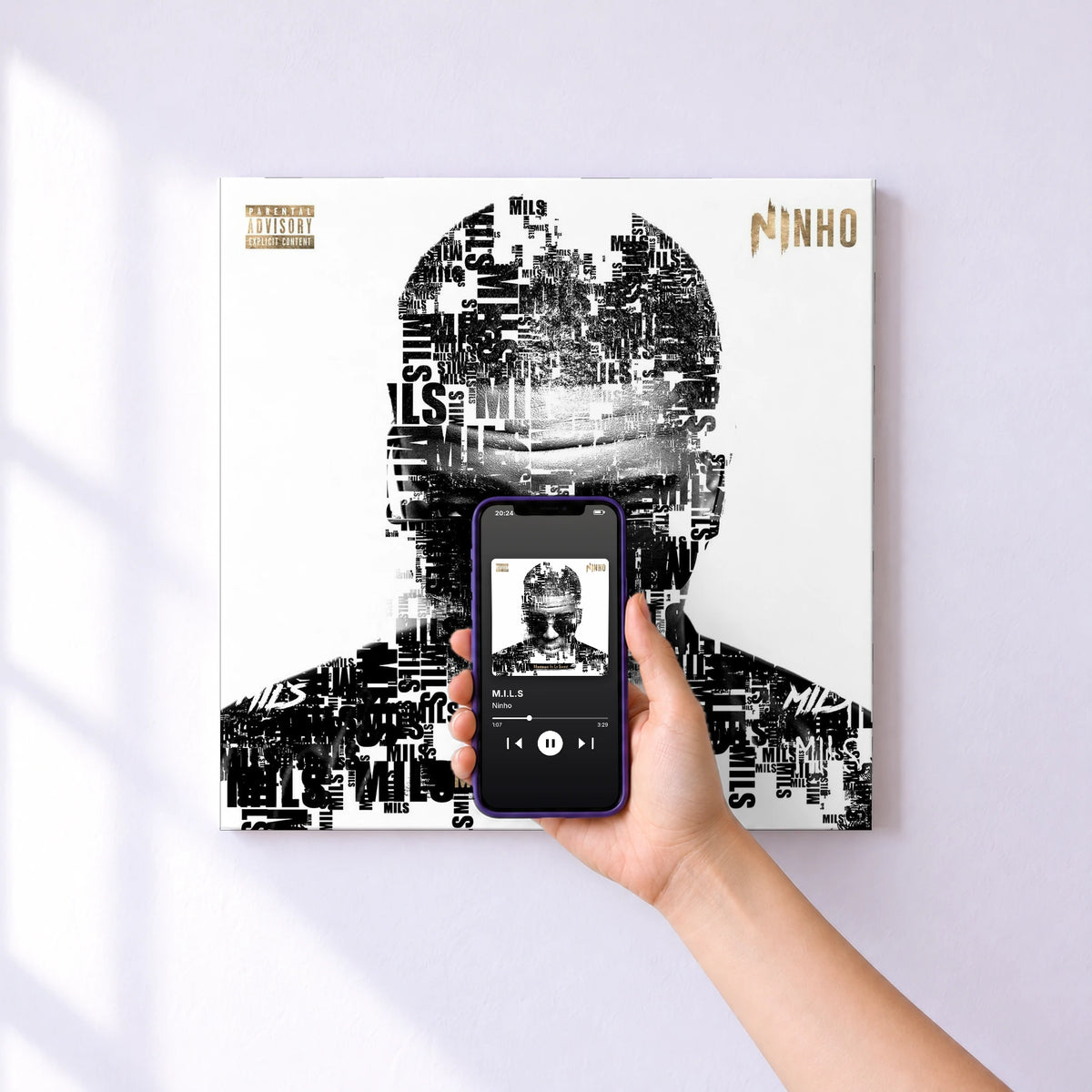Affiche connectée M.I.L.S de Ninho au mur : l'album se lance en approchant le téléphone