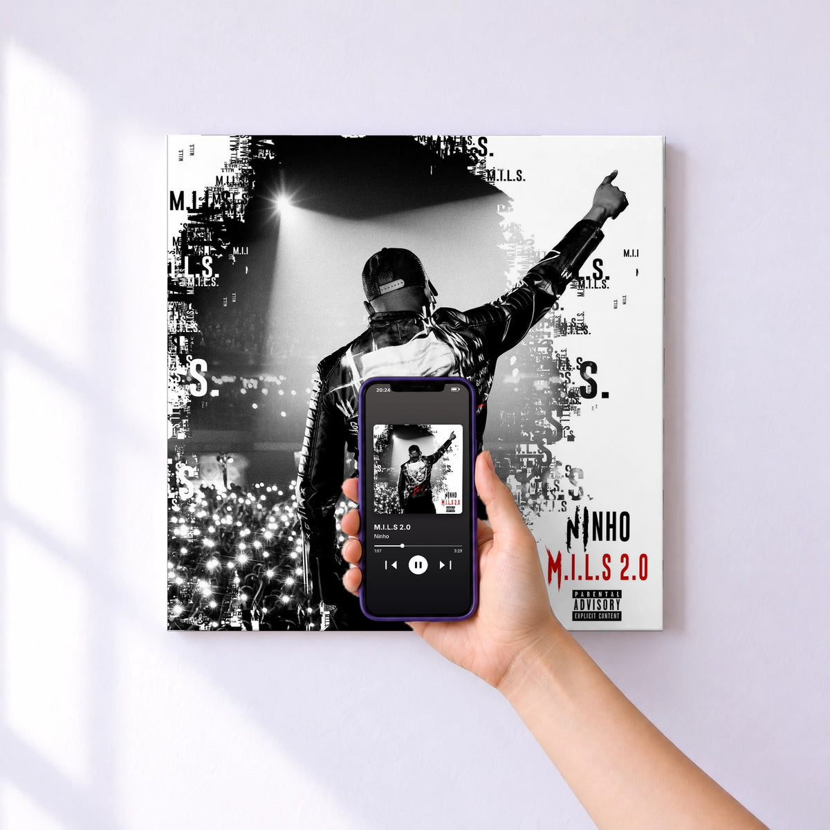 Affiche connectée M.I.L.S 2.0 de Ninho au mur : l'album se lance en approchant le téléphone