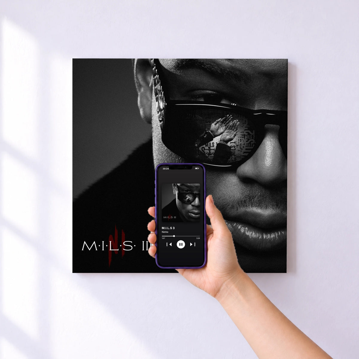 Affiche connectée M.I.L.S 3 de Ninho au mur : l'album se lance en approchant le téléphone