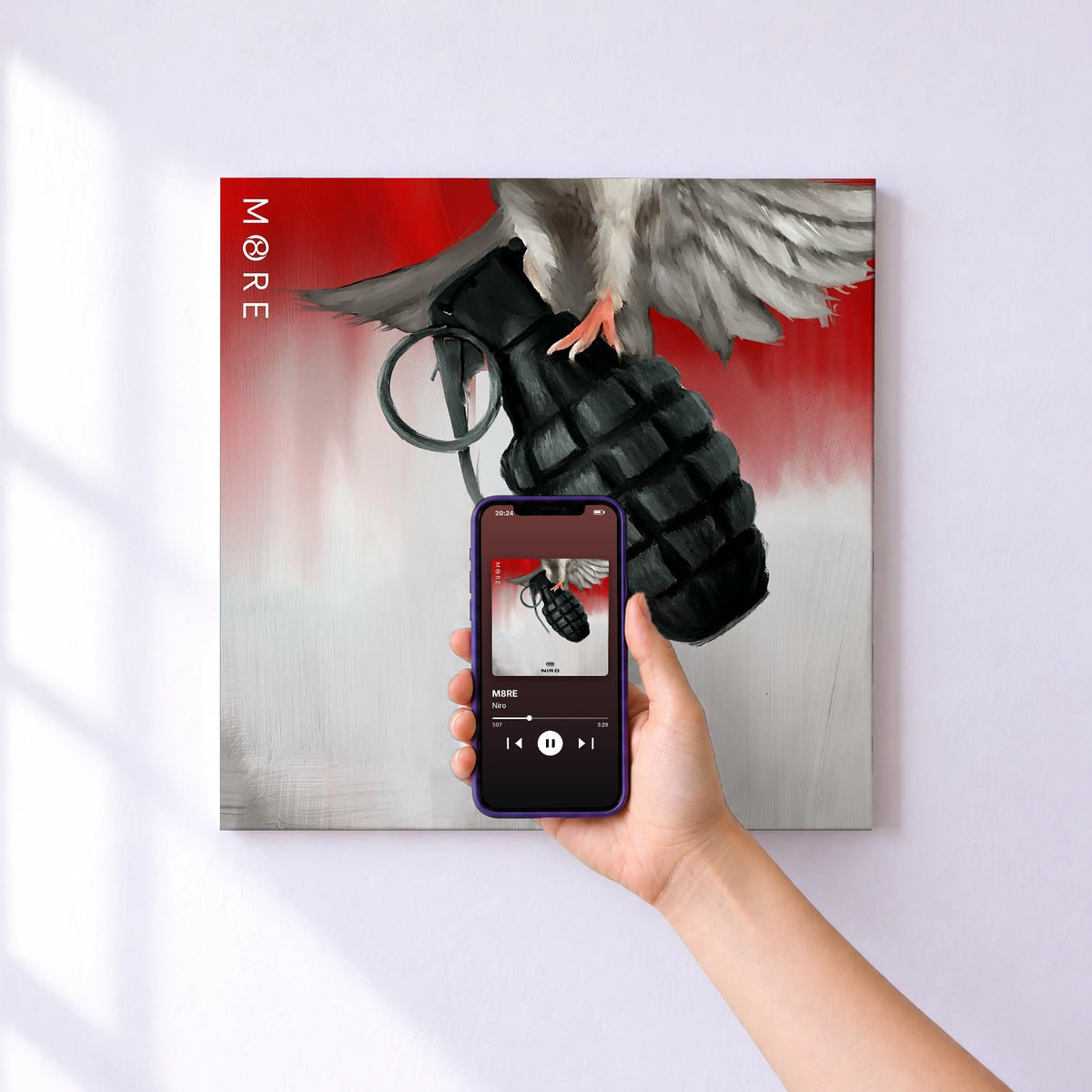 Affiche connectée M8RE de Niro au mur : l'album se lance en approchant le téléphone
