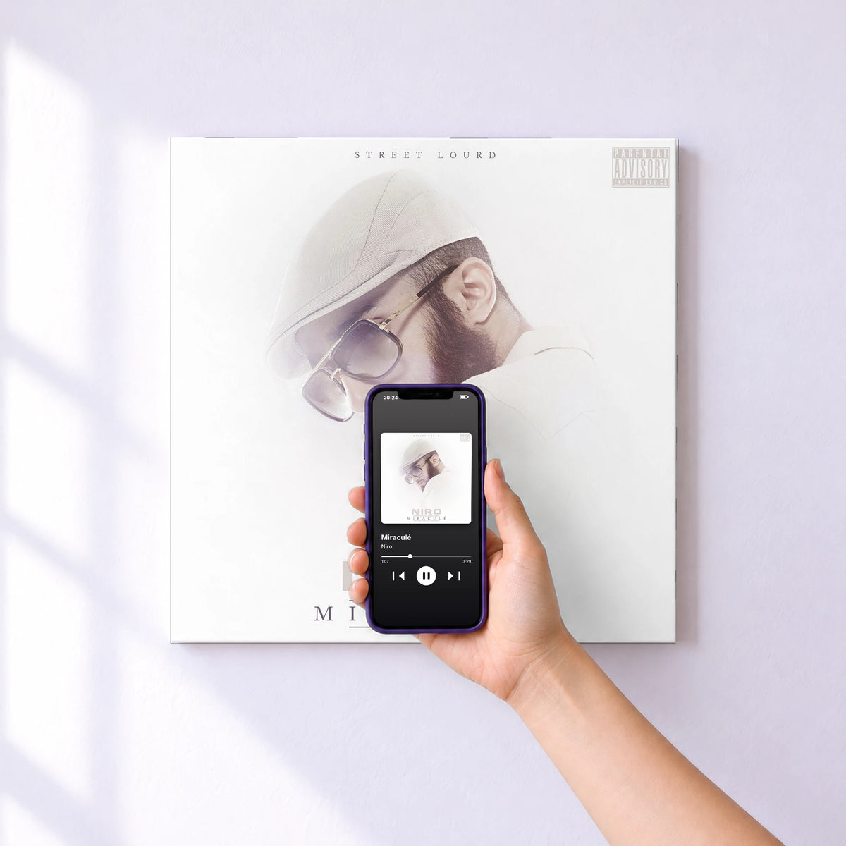 Affiche connectée Miraculé de Niro au mur : l'album se lance en approchant le téléphone