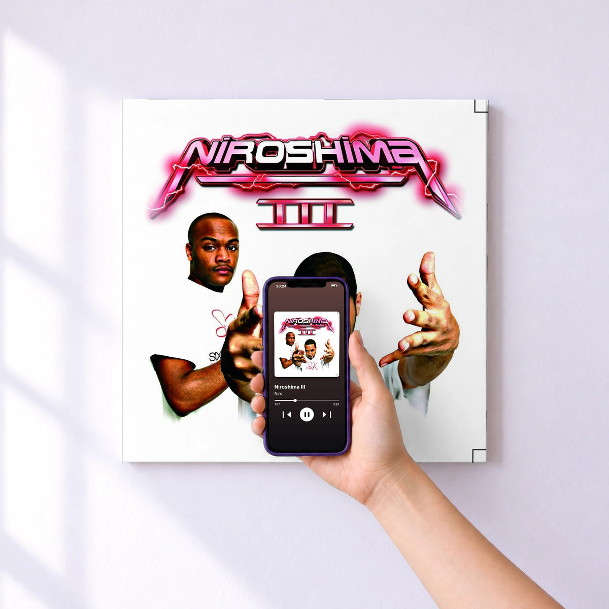 Affiche connectée Niroshima III de Niro au mur : l'album se lance en approchant le téléphone