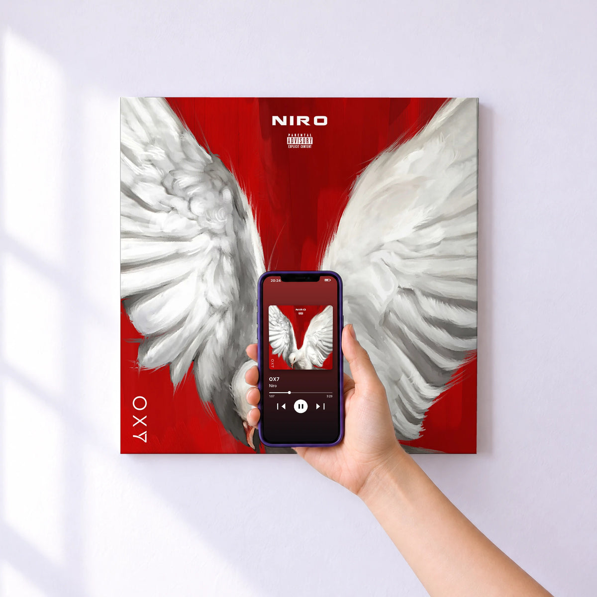 Affiche connectée OX7 de Niro au mur : l'album se lance en approchant le téléphone