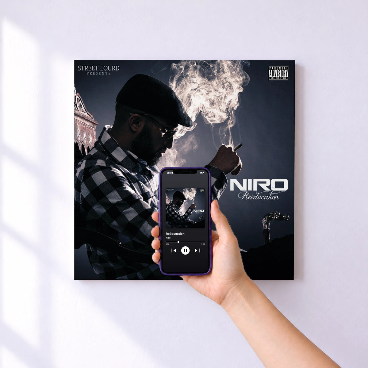 Affiche connectée Rééducation de Niro au mur : l'album se lance en approchant le téléphone