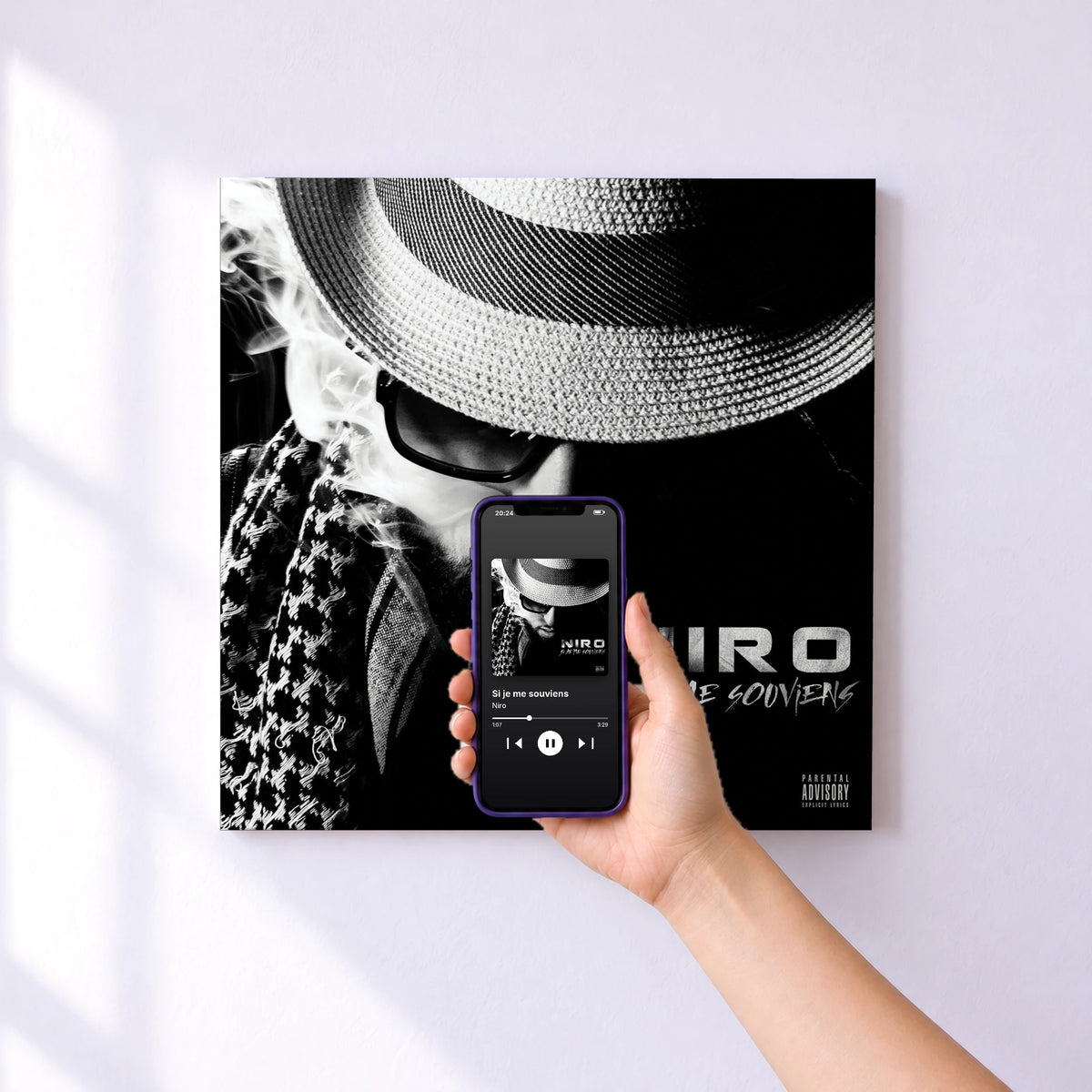 Affiche connectée Si je me souviens de Niro au mur : l'album se lance en approchant le téléphone