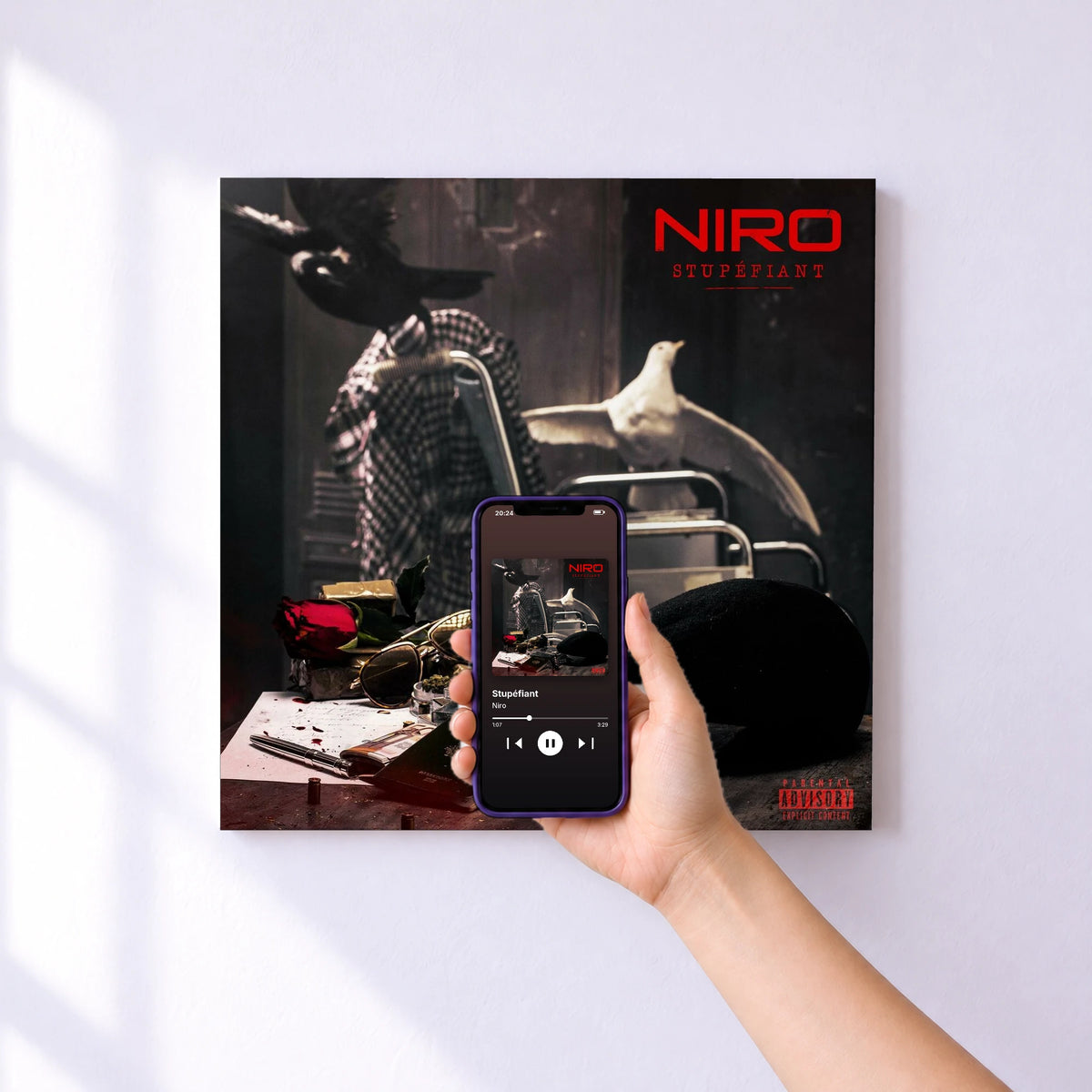 Affiche connectée Stupéfiant de Niro au mur : l'album se lance en approchant le téléphone