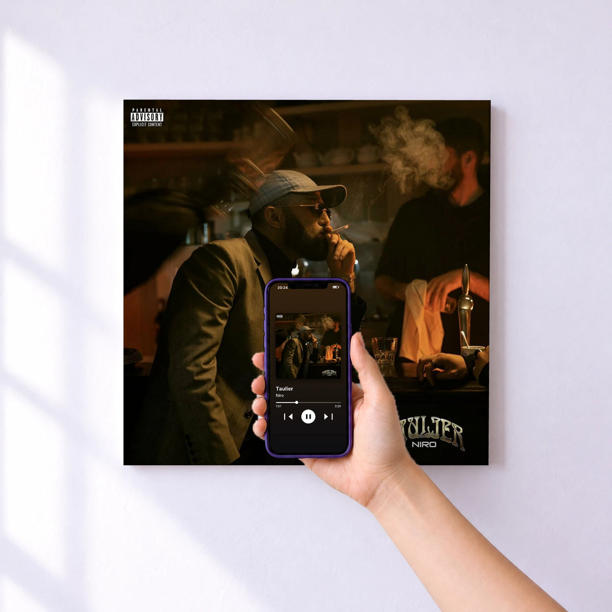 Affiche connectée Taulier de Niro au mur : l'album se lance en approchant le téléphone