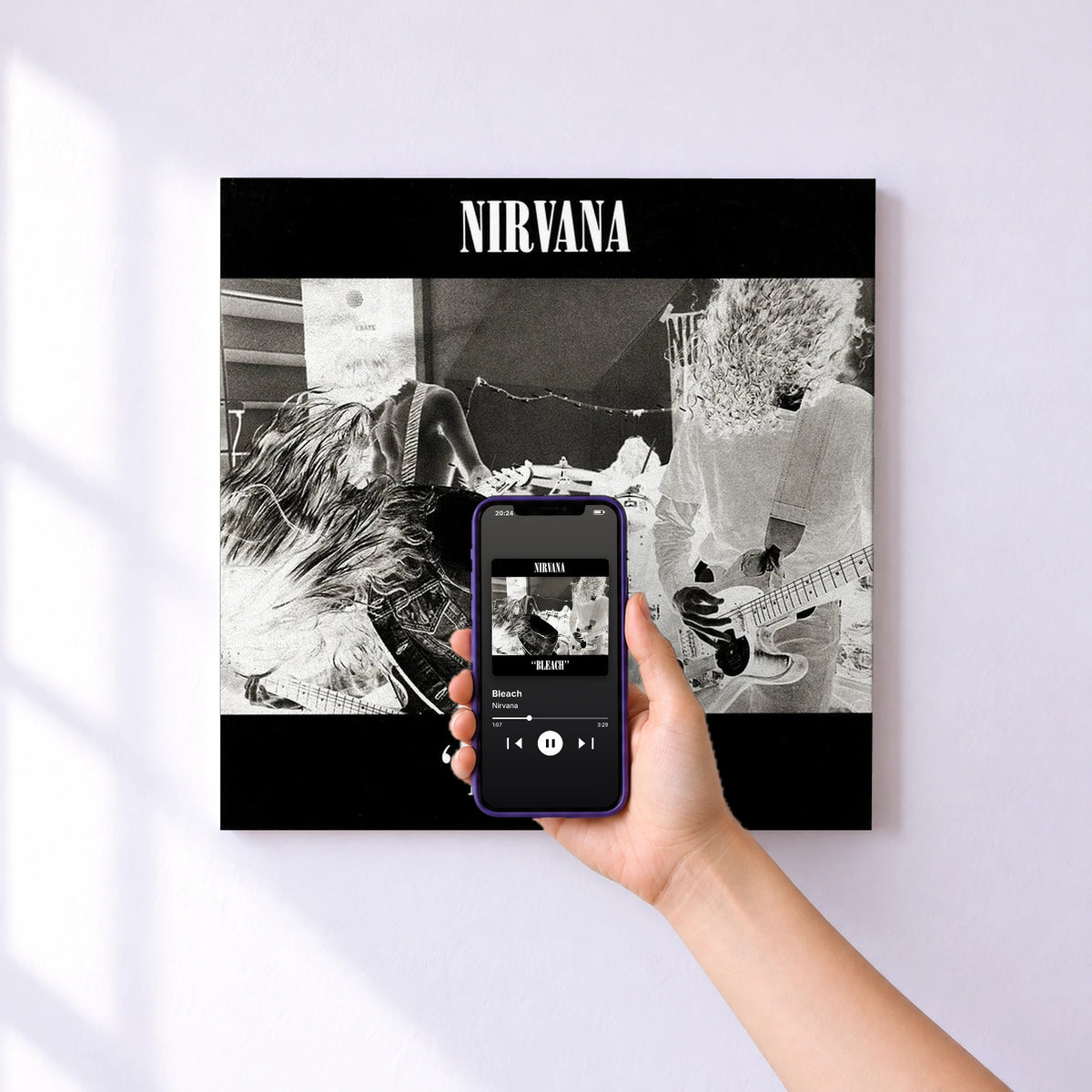 Affiche connectée Bleach de Nirvana au mur : l'album se lance en approchant le téléphone