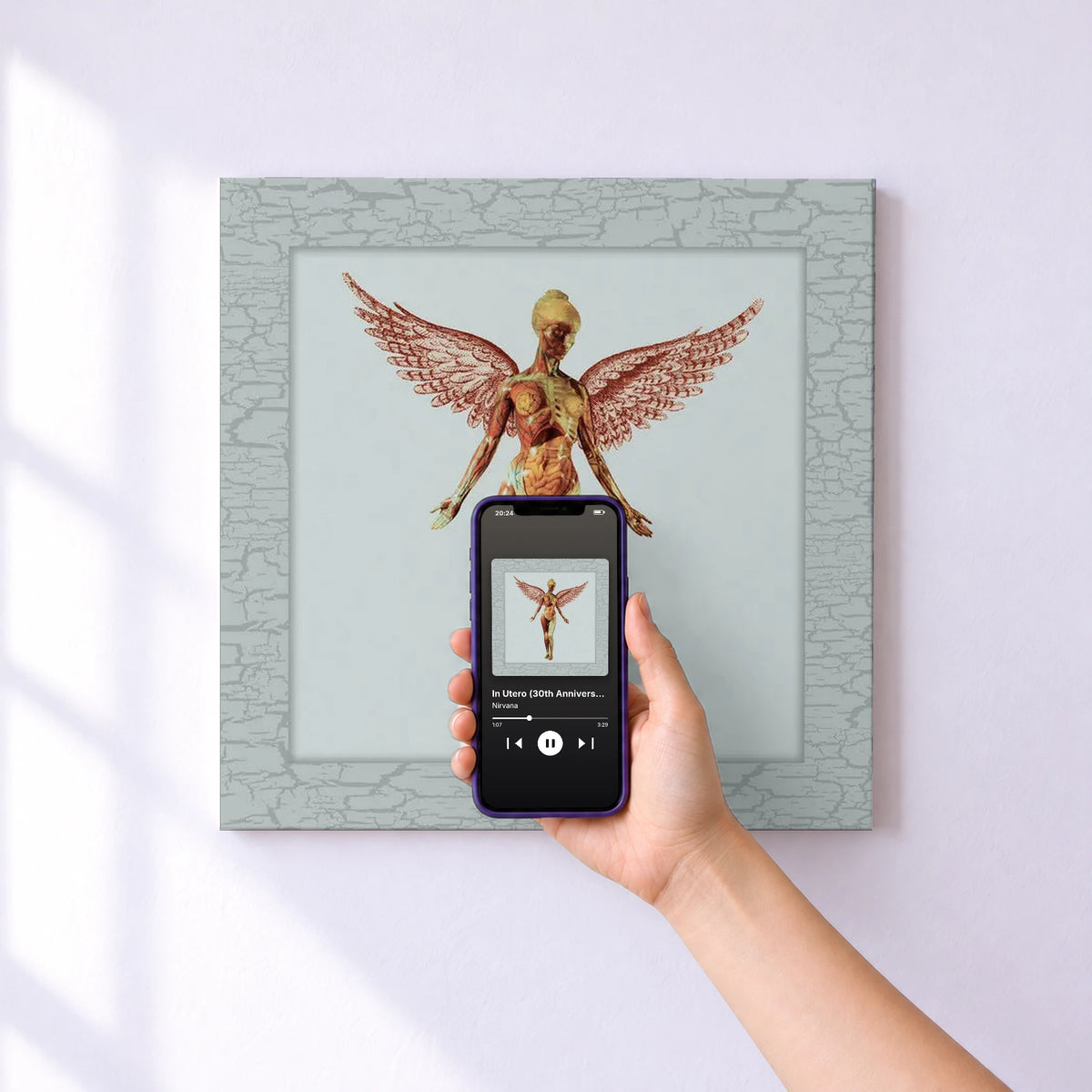 Affiche connectée In Utero (30th Anniversary Super Deluxe) de Nirvana au mur : l'album se lance en approchant le téléphone