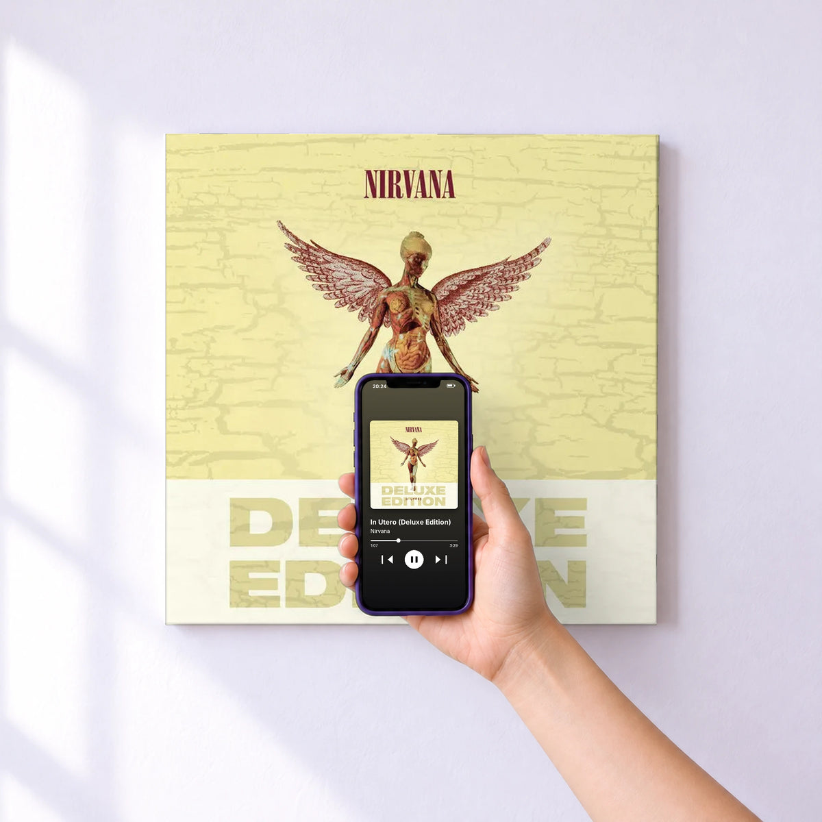 Affiche connectée In Utero (Deluxe Edition) de Nirvana au mur : l'album se lance en approchant le téléphone