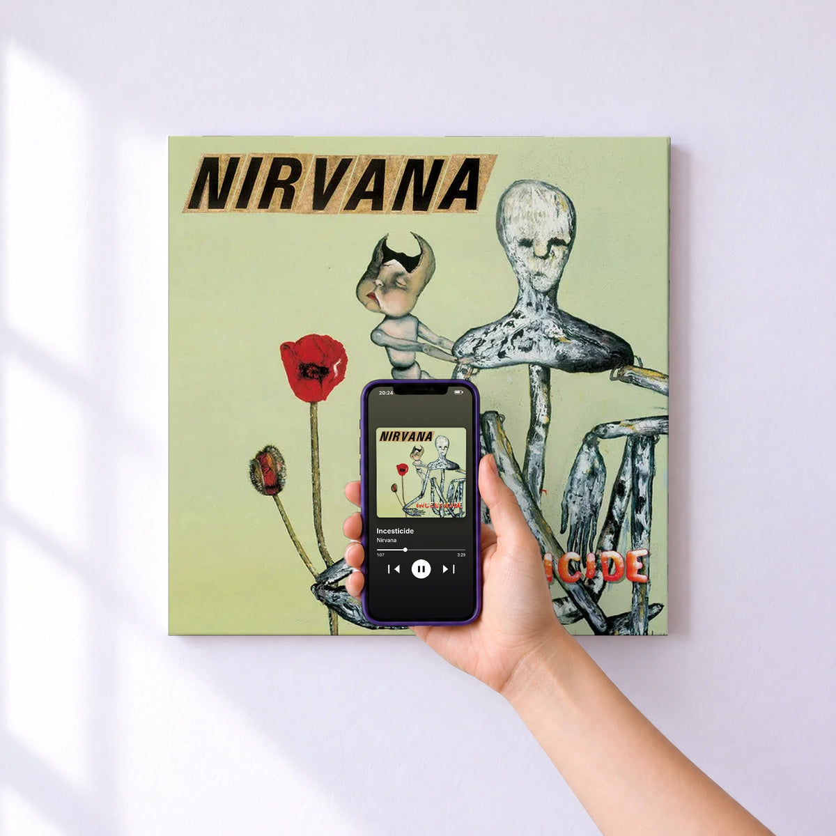 Affiche connectée Incesticide de Nirvana au mur : l'album se lance en approchant le téléphone