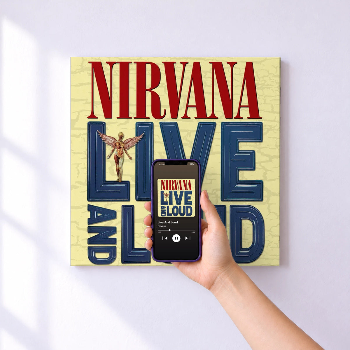 Affiche connectée Live And Loud de Nirvana au mur : l'album se lance en approchant le téléphone