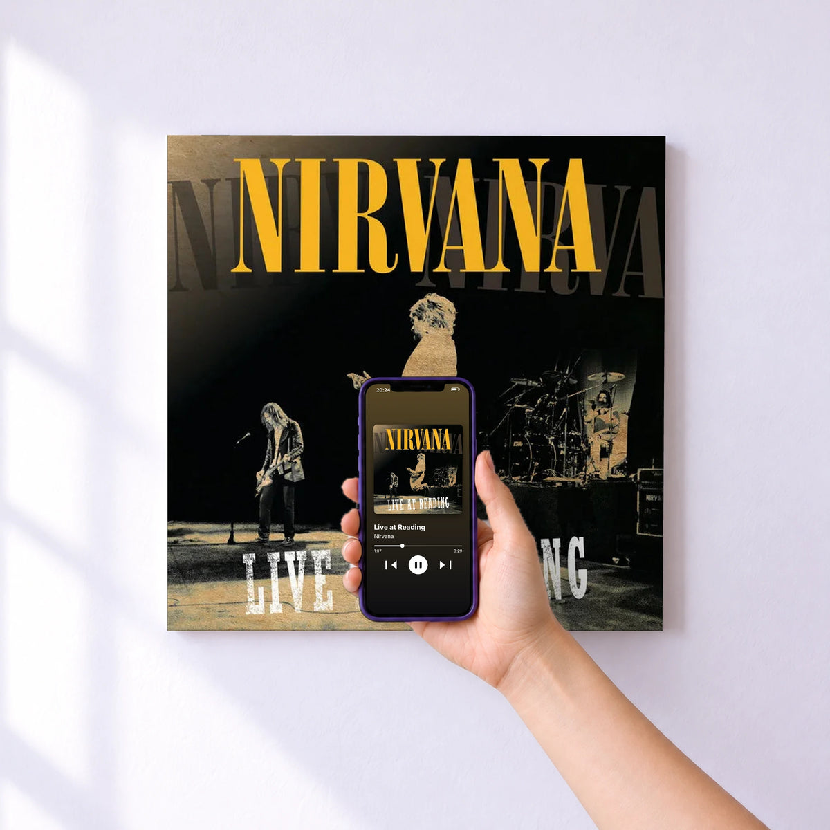 Affiche connectée Live at Reading de Nirvana au mur : l'album se lance en approchant le téléphone
