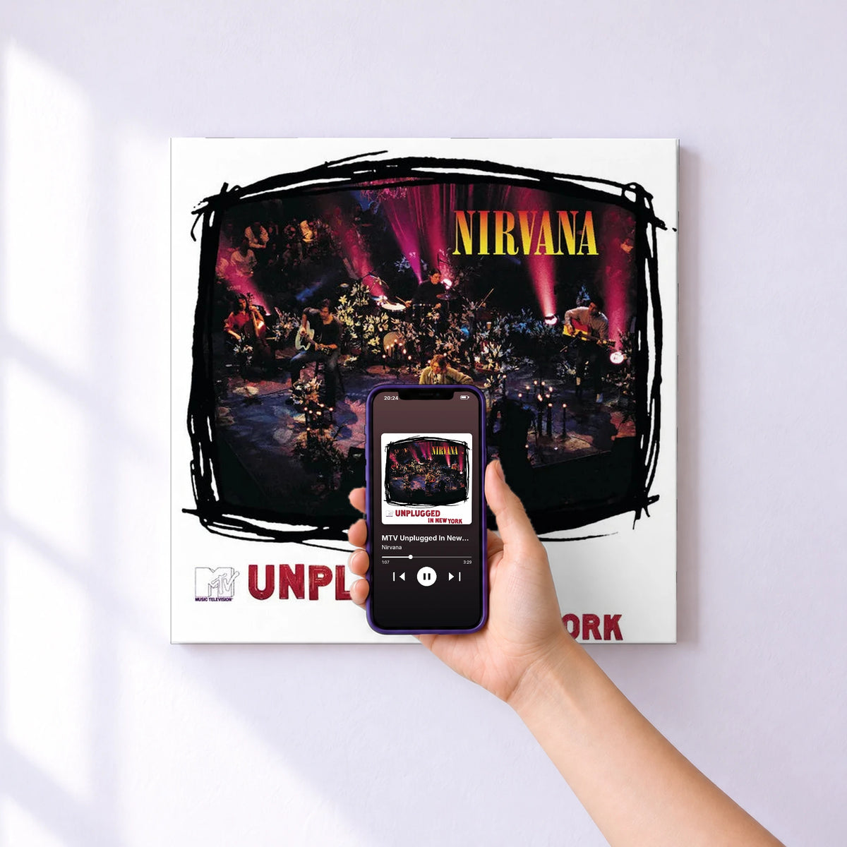 Affiche connectée MTV Unplugged In New York de Nirvana au mur : l'album se lance en approchant le téléphone